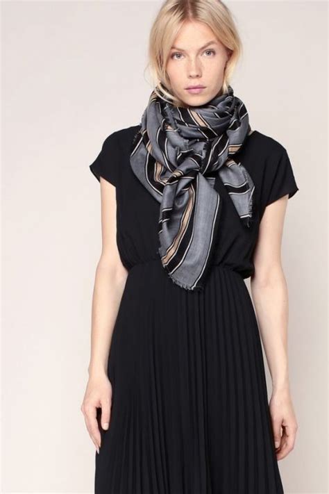 Comment nouer porter foulard carré