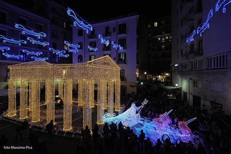 A Salerno Gi Natale Accese Le Famose Luci D Artista Farodiroma