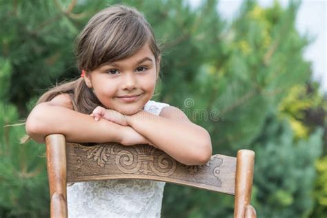 La Petite Fille Se Trouve Sur Laile Dun Avion Image Stock Image Du