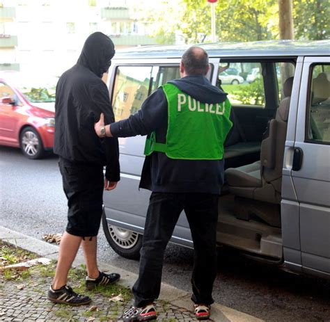 Gewalt Bei Demonstration Polizei Durchsucht Wohnungen Verd Chtiger