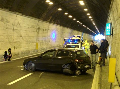 Autostrada A Incidente Stradale In Galleria A Quassolo Cinque