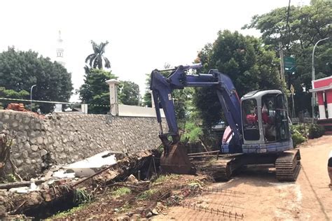 Proyek Baru Diduga Jadi Faktor Pemicu Jebolnya Tpt Belakang Gedung