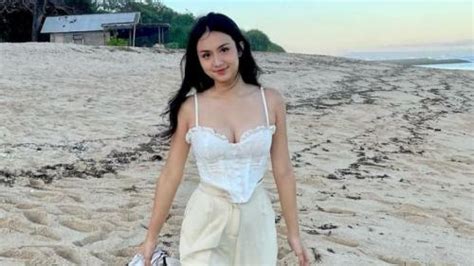 Angie Marcheria Gamer Cantik Yang Sering Bikin Netizen Gagal Fokus