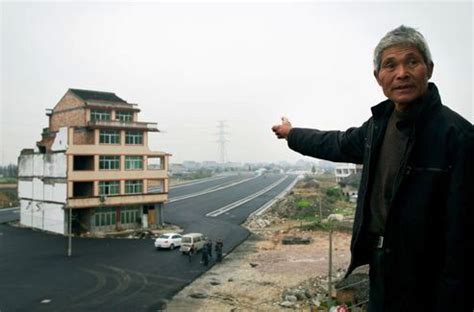 O cão que fuma China a casa no meio da autoestrada foi demolida