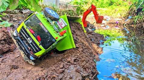 Terpuruk Muat Pasir Basah Truk Hino Nyaris Terguling Ke Sungai Rc