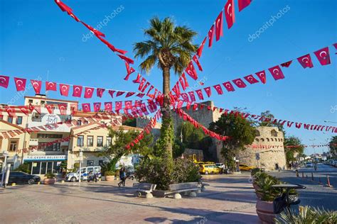 Cesme De Abril Plaza Del Cesme Y Castillo De Cesme Cesme Es Una