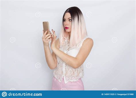 Telefone Celular Louro Da Terra Arrendada Da Mulher Imagem De Stock