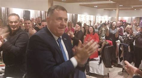 Dodik ponovo zapjevao Ovo je noć kad slavimo pobjedu svih nas VIDEO