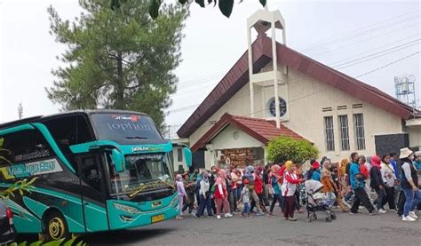 Warga Antusias Ikut Jalan Sehat Peringati Hut Ke Gereja Santa Maria