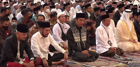 Momen Jokowi Sholat Idul Fitri Bareng Ganjar Pranowo Okezone Nasional