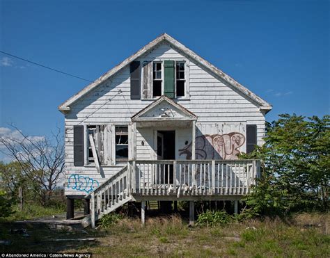 Photographer Matthew Christopher Captures Images Of Derelict Homes