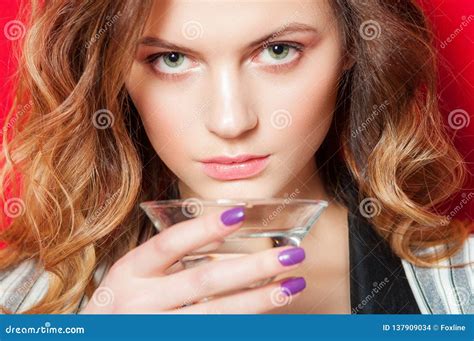 Belle Jeune Fille Avec Les Cheveux Blonds Avec Un Cocktail Photo Stock