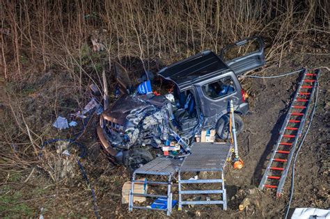 Auto überschlägt sich auf A73 und kracht gegen Baum Fahrer wird