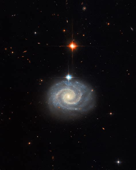 Hubble Space Telescope Snaps Beautiful Image of Active Spiral Galaxy ...