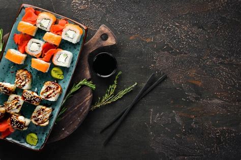 Variación de sushi y rollos en un plato vista superior espacio libre