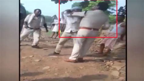 Sand Mafia Attacks Cop In Mp Video Goes Viral News Times Of India