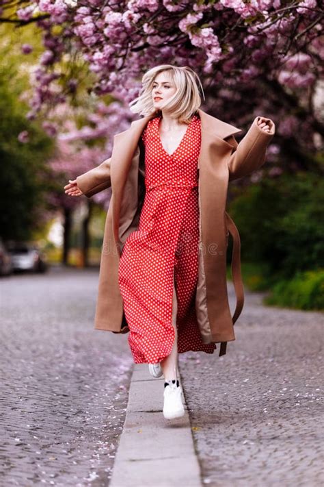 Junge Schöne Blonde Frau Sich Im Frühlingspark Amüsiert Stilvolles Mädchen in Rotem Kleid