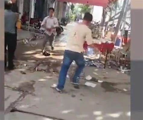 Video: Hai nhóm chém nhau kinh hoàng trong tiệc sinh nhật ở Sài Gòn