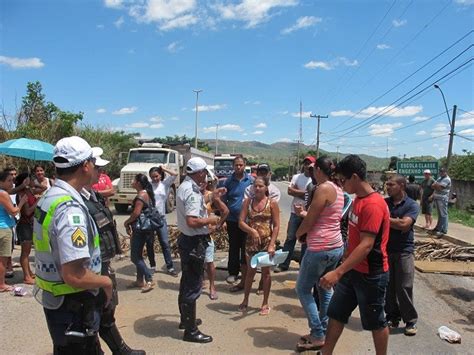 G1 Protesto Por Preço De Passagens De ônibus Na Fercal Fecha Via Do