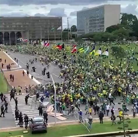 Novo vídeo mostra bolsonaristas quebrando barreira para invasão