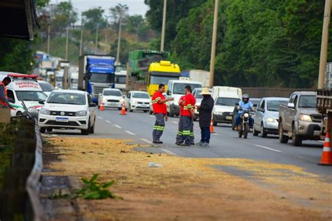 Caminhão tanque provoca vazamento de óleo diesel na BR 153