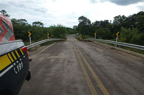 Pol Cia Rodovi Ria Libera Passagem Sobre O Rio Dos Matos Entre Piripiri