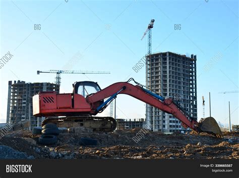 Tracked Excavator Image & Photo (Free Trial) | Bigstock