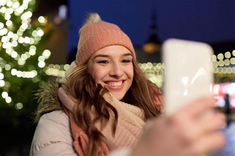 Feriados E Pessoas Conceito Bela Jovem Feliz Tomando Selfie Sobre As