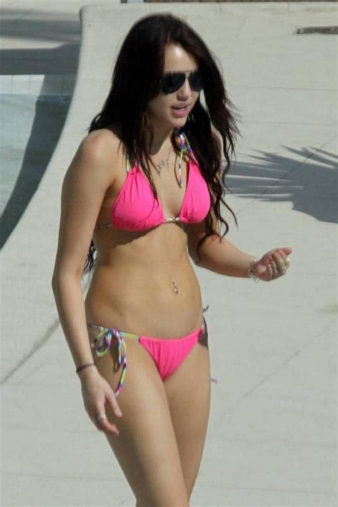 Celebrity News Miley Cyrus Hot In Bikini