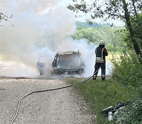 Foto Automobil U Potpunosti Izgorio U Po Aru