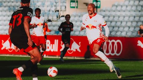 Red Bull Salzburg Unterliegt Dem D Nischen Fu Ballmeister Im Letzten