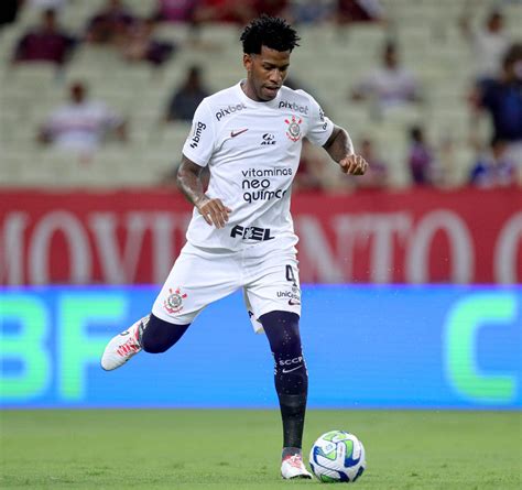 Santos Acerta Gil Zagueiro Ex Corinthians Lance