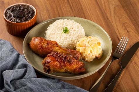 Frango Assado Feij O De Arroz E Salada De Maionese Foto Premium