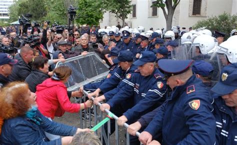 Sot Protesta E Radh S Para Bashkis Tiran Policia Njofton Planin E