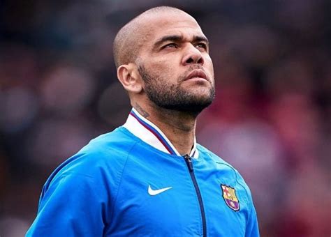 Daniel Alves Reaparece Na Lista De Lendas Do Barcelona Após Ter Sido Retirado