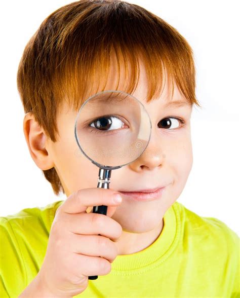 Schattige Blonde Jongen Met Een Nerd Boog Das En Een Bril Met Een Vergrootglas Dat De Mond