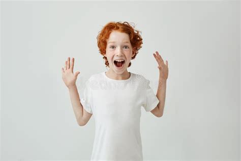 Garçon Peu Assez Roux Avec Des Taches De Rousseur Dans Le T shirt Blanc