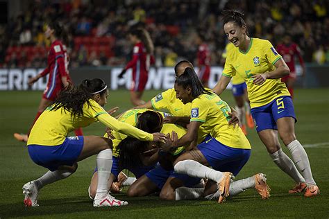 Coluna Seleção Feminina estreia Brasil de Fato Rio de Janeiro