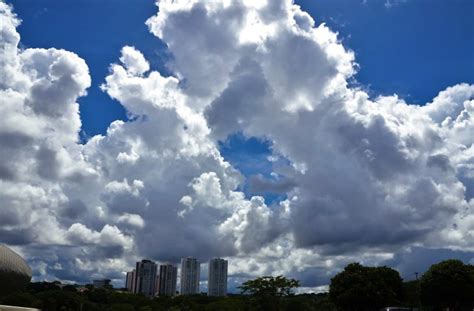 Sexta feira tem previsão de sol chuvas isoladas em diferentes