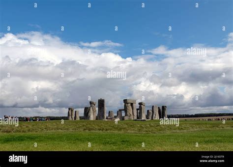 Stonehenge Prähistorischer Steinkreis Mit Touristen Stock Photo Alamy