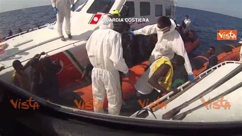 Salvataggio In Mare La Guardia Costiera Salva Migranti A Lampedusa