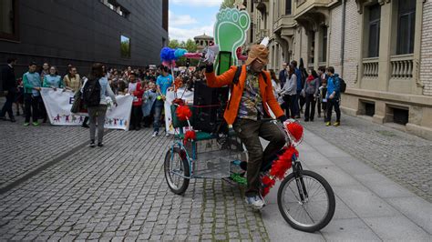 Cientos de niños marchan en Pamplona para exigir una educación de