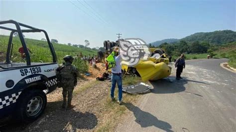 Vuelca tráiler con azúcar en Omealca se roban la carga