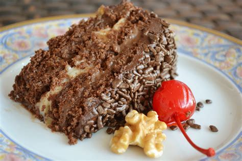 bolo de chocolate recheado fácil de fazer