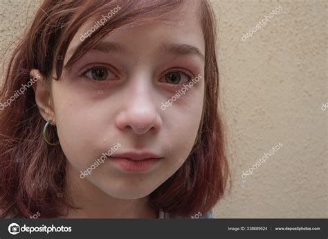 Portrait De Petite Fille Pleurant Avec Des Larmes Qui Coulent Sur Ses