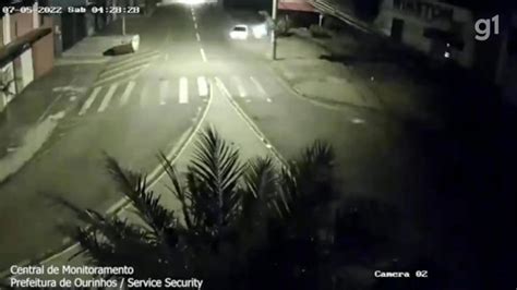 Câmera flagra momento em que motorista em alta velocidade perde