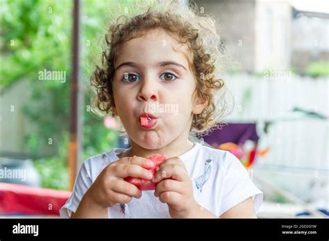 Das Hübsche Kleine Mädchen Das Wassermelone Isst Das Kind Das