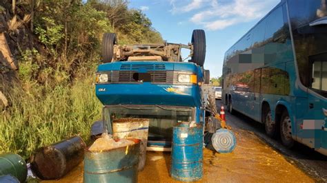 Caminhão colide em Van e capota na sequência dois caminhões e uma