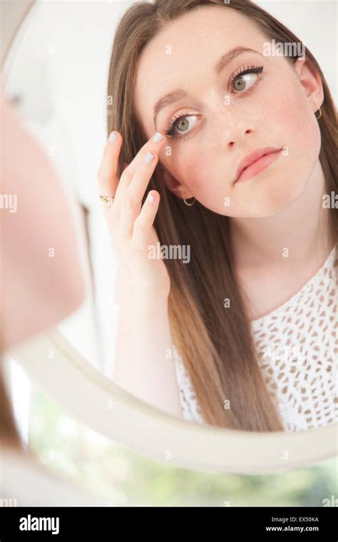 Jugendliche Die Im Spiegel Schaut Fotos Und Bildmaterial In Hoher Auflösung Alamy