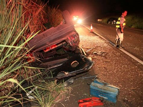 G1 Duas Pessoas Ficam Feridas Após Carro Capotar Na Rodovia Sp 215